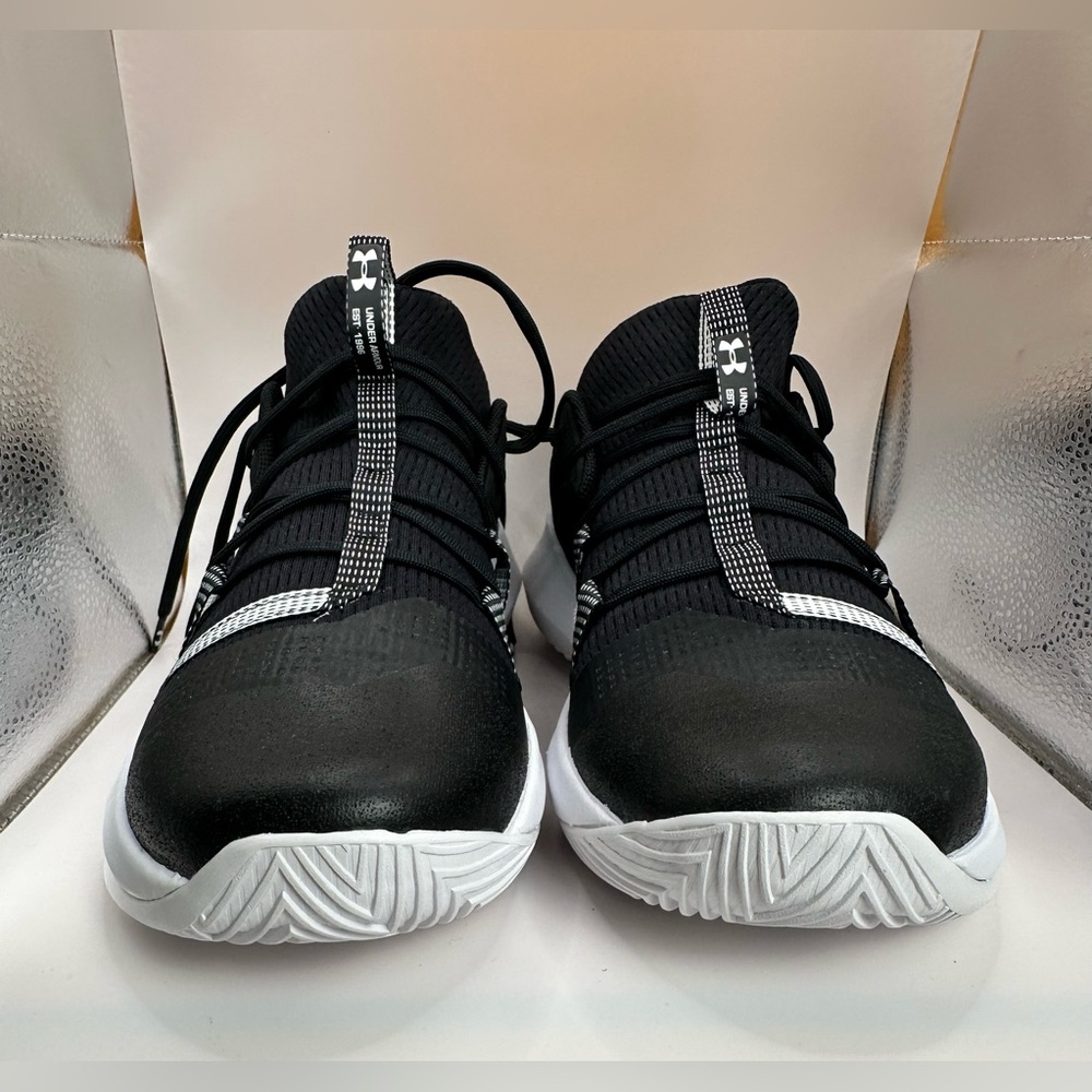 Under Armour Black and White Volleyball Shoes Size 10 *NEW*